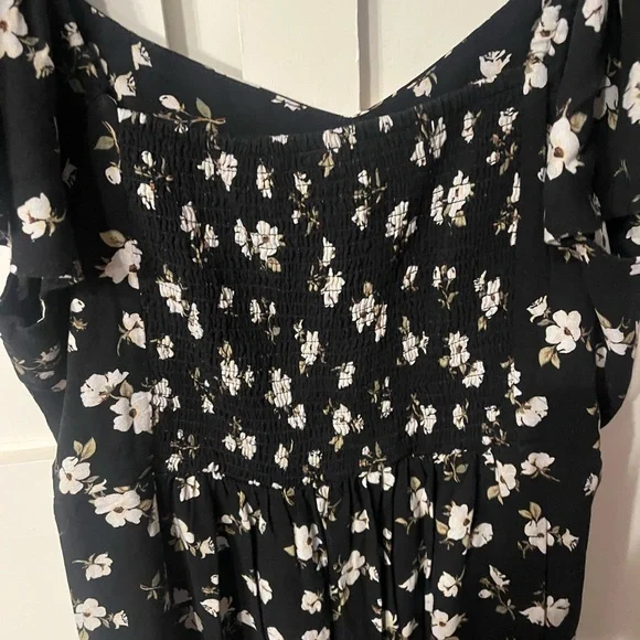 Old Navy Flutter Sleeve Maxi Dress. - Picture 4 of 4